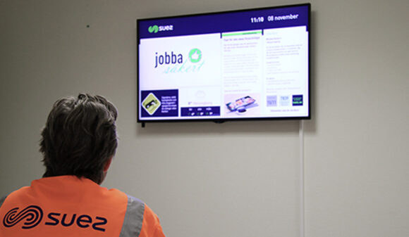 suez_employee_at_screen-1024x595