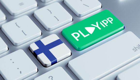 Tangentbord med finska flaggan och PLAYipps logotyp.