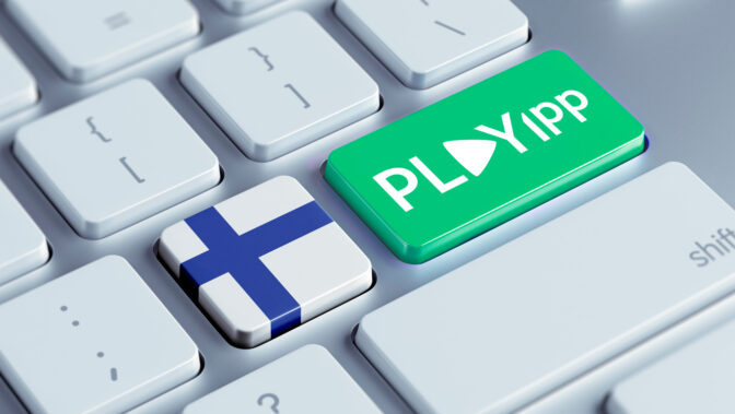 Tangentbord med finska flaggan och PLAYipps logotyp.