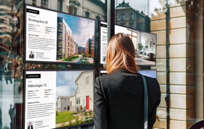 PLAYipp screens in a real estate agency window