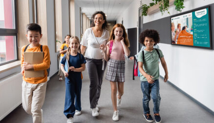 playipp-digital-screen-in-school-hallway-teacher-children-
