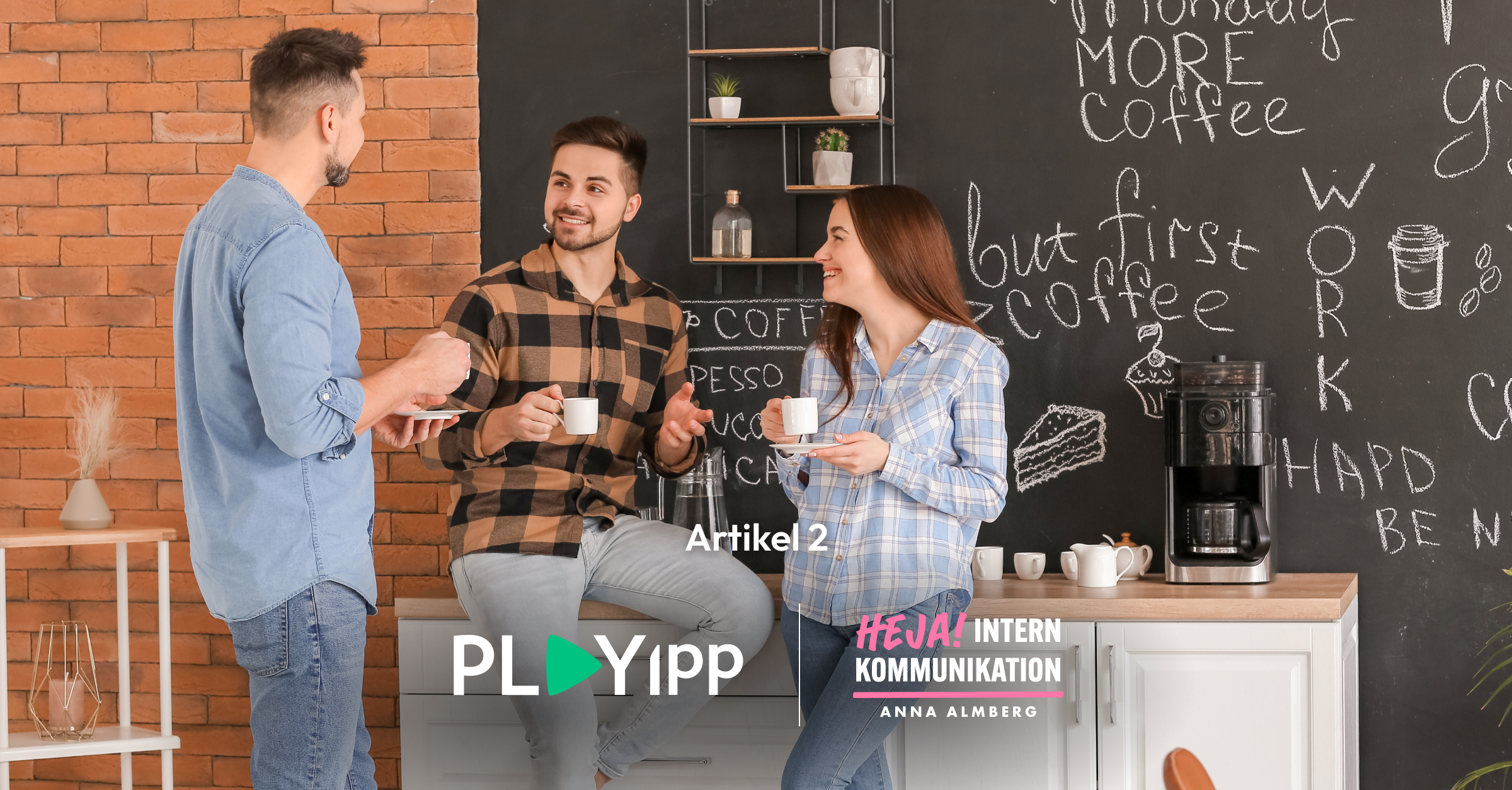 Drie collega's die met elkaar praten en glimlachen