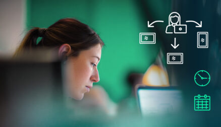 Kommunikatør som jobber ved datamaskinen sin, med en illustrasjon som viser hvordan innhold distribueres sentralt til flere digitale skjermer.