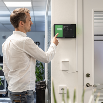 Person booking a meeting on a PLAYipp Rooms screen